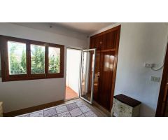 Estupenda casa independiente con piscina, jardín, garaje y almacenes.