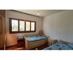 Estupenda casa independiente con piscina, jardín, garaje y almacenes.