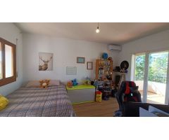 Estupenda casa independiente con piscina, jardín, garaje y almacenes.