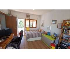 Estupenda casa independiente con piscina, jardín, garaje y almacenes.