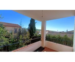 Estupenda casa independiente con piscina, jardín, garaje y almacenes.
