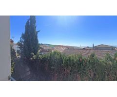 Estupenda casa independiente con piscina, jardín, garaje y almacenes.