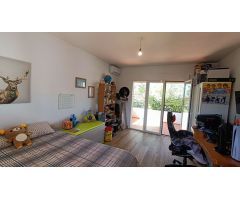 Estupenda casa independiente con piscina, jardín, garaje y almacenes.