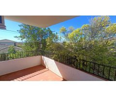 Estupenda casa independiente con piscina, jardín, garaje y almacenes.