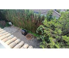 Estupenda casa independiente con piscina, jardín, garaje y almacenes.