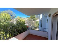Estupenda casa independiente con piscina, jardín, garaje y almacenes.