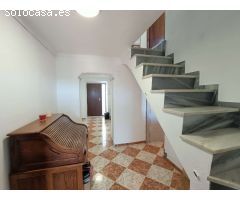 Bonita casa de pueblo con terraza, patio, piscina, cochera y buenas vistas