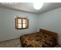 Bonita casa de pueblo con terraza, patio, piscina, cochera y buenas vistas