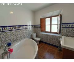 Bonita casa de pueblo con terraza, patio, piscina, cochera y buenas vistas
