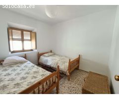 Bonita casa de pueblo con terraza, patio, piscina, cochera y buenas vistas
