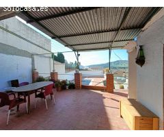 Bonita casa de pueblo con terraza, patio, piscina, cochera y buenas vistas