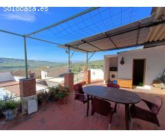 Bonita casa de pueblo con terraza, patio, piscina, cochera y buenas vistas