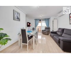 APARTAMENTO EN EL CENTRO DE TORREVIEJA, 2 DORMITORIOS, PISCINA Y GARAJE Y TRASTERO DE 30M2