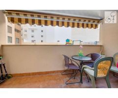 APARTAMENTO EN EL CENTRO DE TORREVIEJA, 2 DORMITORIOS, PISCINA Y GARAJE Y TRASTERO DE 30M2