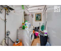 APARTAMENTO EN EL CENTRO DE TORREVIEJA, 2 DORMITORIOS, PISCINA Y GARAJE Y TRASTERO DE 30M2