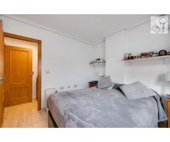APARTAMENTO EN EL CENTRO DE TORREVIEJA, 2 DORMITORIOS, PISCINA Y GARAJE Y TRASTERO DE 30M2