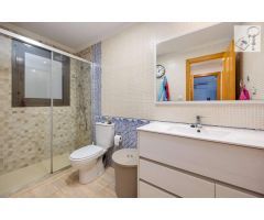 APARTAMENTO EN EL CENTRO DE TORREVIEJA, 2 DORMITORIOS, PISCINA Y GARAJE Y TRASTERO DE 30M2