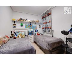 APARTAMENTO EN EL CENTRO DE TORREVIEJA, 2 DORMITORIOS, PISCINA Y GARAJE Y TRASTERO DE 30M2