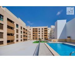 APARTAMENTO EN EL CENTRO DE TORREVIEJA, 2 DORMITORIOS, PISCINA Y GARAJE Y TRASTERO DE 30M2