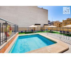 APARTAMENTO EN EL CENTRO DE TORREVIEJA, 2 DORMITORIOS, PISCINA Y GARAJE Y TRASTERO DE 30M2
