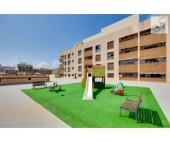 APARTAMENTO EN EL CENTRO DE TORREVIEJA, 2 DORMITORIOS, PISCINA Y GARAJE Y TRASTERO DE 30M2