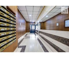 APARTAMENTO EN EL CENTRO DE TORREVIEJA, 2 DORMITORIOS, PISCINA Y GARAJE Y TRASTERO DE 30M2