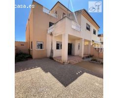 HAGA SU OFERTA!! DUPLEX ADOSADO 2 DORMITORIOS CON PISCINA EN URB. EL HONDO!!