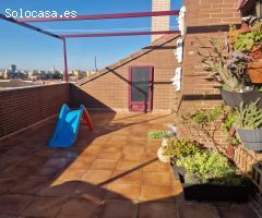 Te presentamos este ático dúplex de 140m², recién sacado al mercado, en una de las zonas más