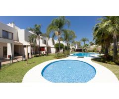 Adosado con piscina y terraza en urbanización privada en Estepona