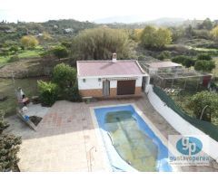 Finca con dos casa situada en Coín.