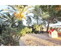 Casa  con piscina sobre  una parcela de 1389 m2