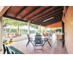 Casa  con piscina sobre  una parcela de 1389 m2