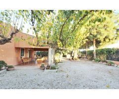 Casa  con piscina sobre  una parcela de 1389 m2