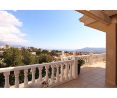 Exclusivo Chalet en La Nucía con Piscina Propia y Vistas Despejadas