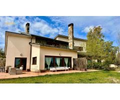 EXQUISITA VILLA CON DISEÑO MODERNO Y AMPLIA PARCELA, CON PSICINA PRIVADA EN LA PILARA