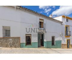 Casa en Venta en Segura de León – Amplia y con Patio