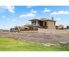 Villa de 4 Dormitorios con Vistas al Golf y Montaña en Amarilla Golf