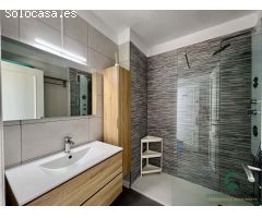 Exclusivo piso con terraza y vistas al mar en venta junto a la playa.