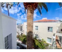 Exclusivo piso con terraza y vistas al mar en venta junto a la playa.