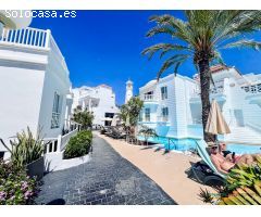Exclusivo piso con terraza y vistas al mar en venta junto a la playa.