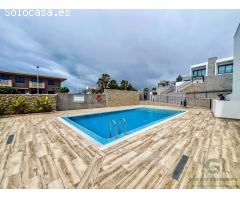 Chalet pareado en venta en El Médano, cerca de la playa con jacuzzi y piscina.