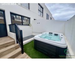 Chalet pareado en venta en El Médano, cerca de la playa con jacuzzi y piscina.