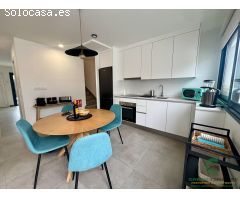 Chalet pareado en venta en El Médano, cerca de la playa con jacuzzi y piscina.