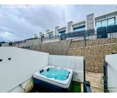 Chalet pareado en venta en El Médano, cerca de la playa con jacuzzi y piscina.