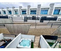 Chalet pareado en venta en El Médano, cerca de la playa con jacuzzi y piscina.