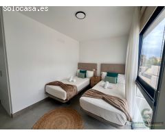 Chalet pareado en venta en El Médano, cerca de la playa con jacuzzi y piscina.