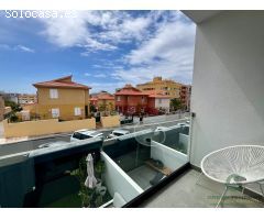 Chalet pareado en venta en El Médano, cerca de la playa con jacuzzi y piscina.