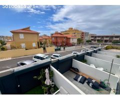Chalet pareado en venta en El Médano, cerca de la playa con jacuzzi y piscina.