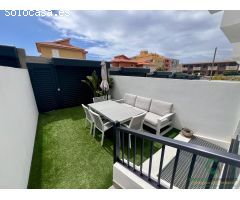 Chalet pareado en venta en El Médano, cerca de la playa con jacuzzi y piscina.