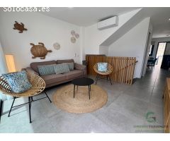 Chalet pareado en venta en El Médano, cerca de la playa con jacuzzi y piscina.